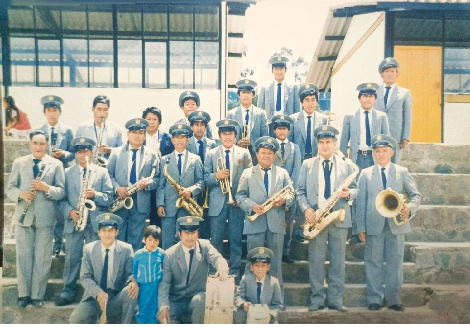 Integrantes de una formación histórica con instrumentos de viento y percusión.